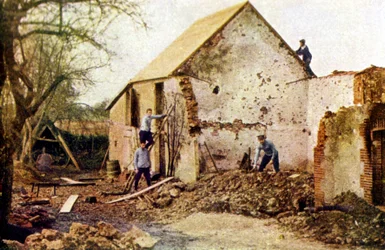 Fire menn arbeider på et hus som ble alvorlig skadet under slaget ved Marne øst for Paris, september 1914 (autokrom)